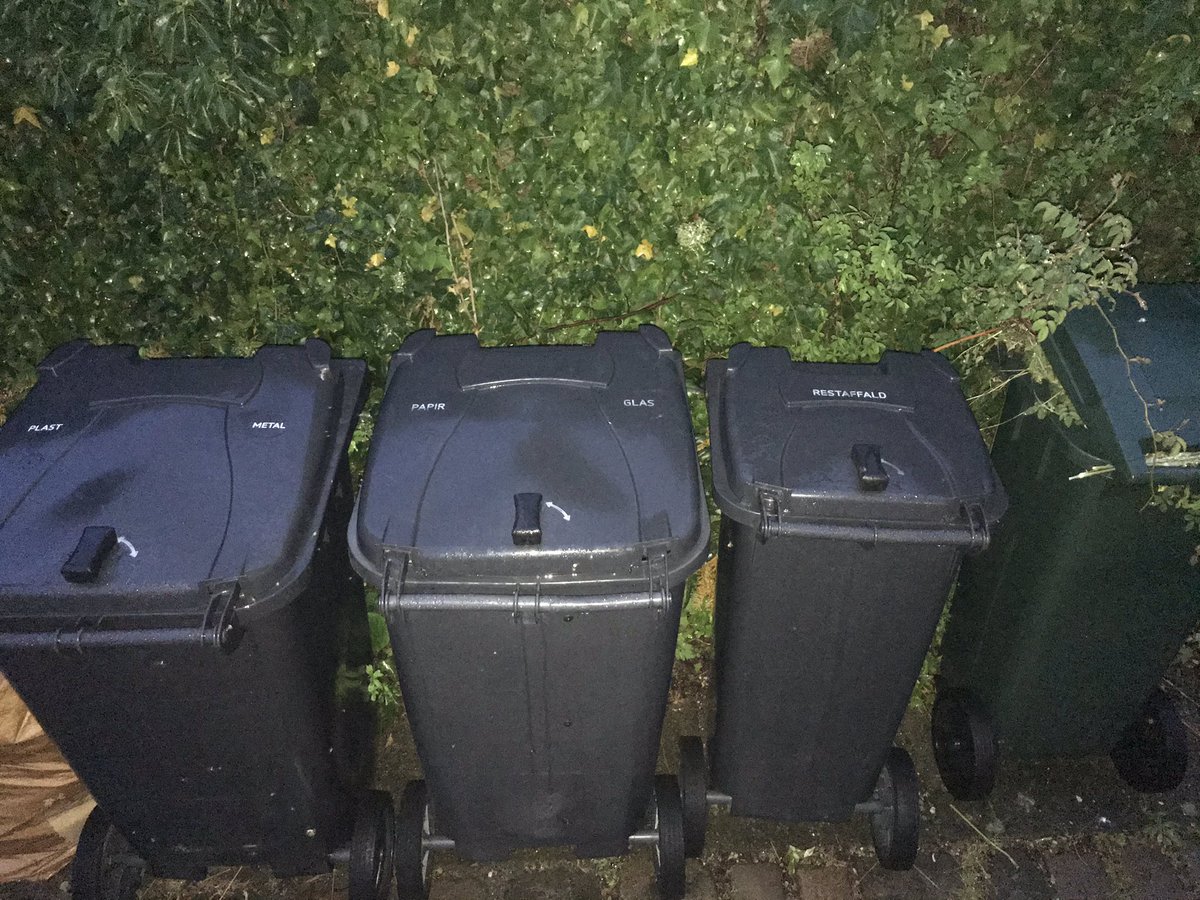 LykkeRicard's tweet photo. Show me your bins for garbage/waste. Here are mine from my garden. In my municipalty we are sorting in plastic, papir, glass, metal, garden waste, chemicals (small red box) and a ‘regular’ waste bin 🪀 #sortingwaste #circulareconomy https://t.co/Ki487epGKI