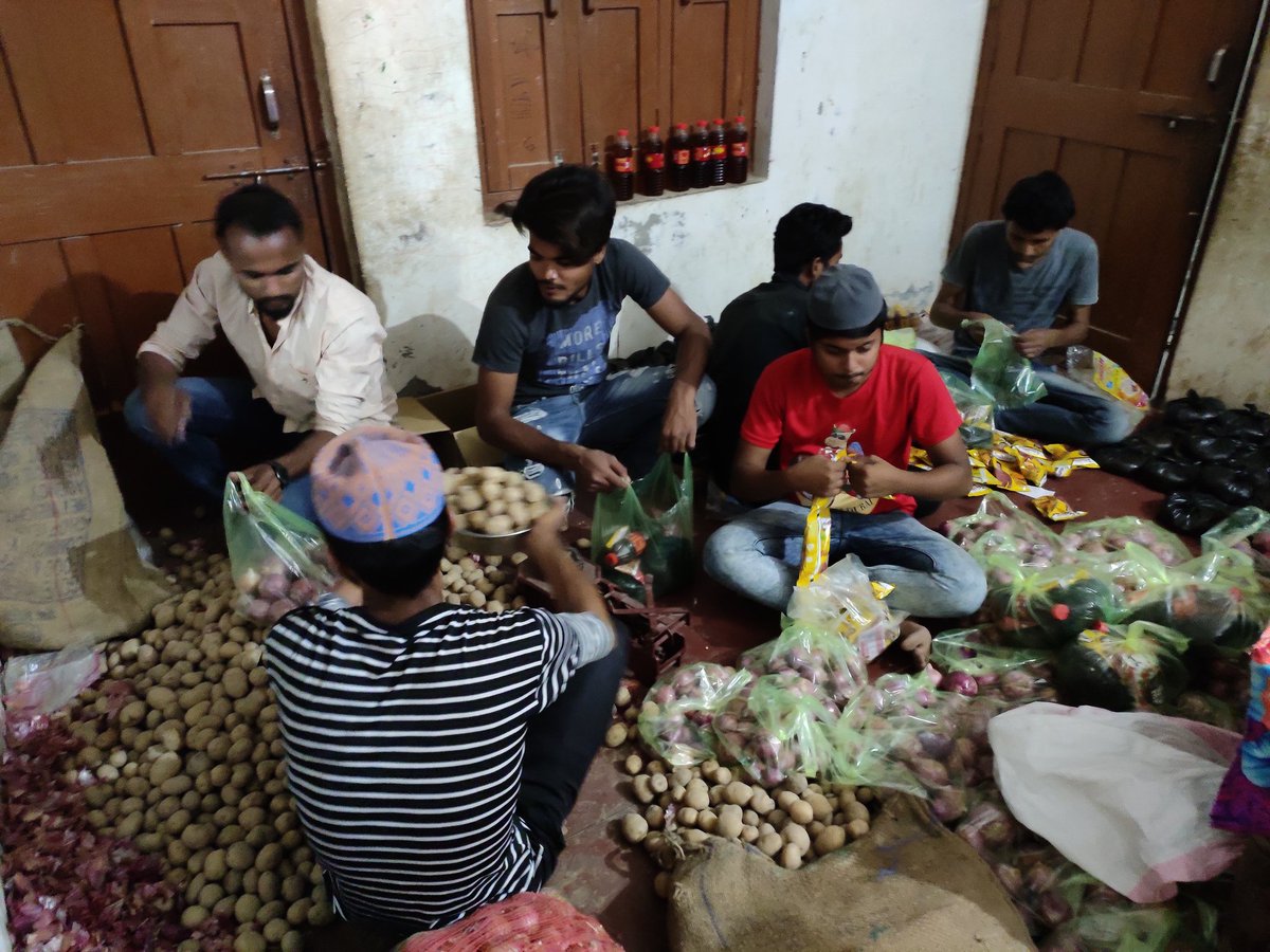 AbushahmaFaroo1's tweet photo. We are in Basdiliya Dumariya Ganj to distribute relief material to needy people
#Helpforhelpless
#ALMADAD_FOUNDATION https://t.co/TxWxuc2NRo