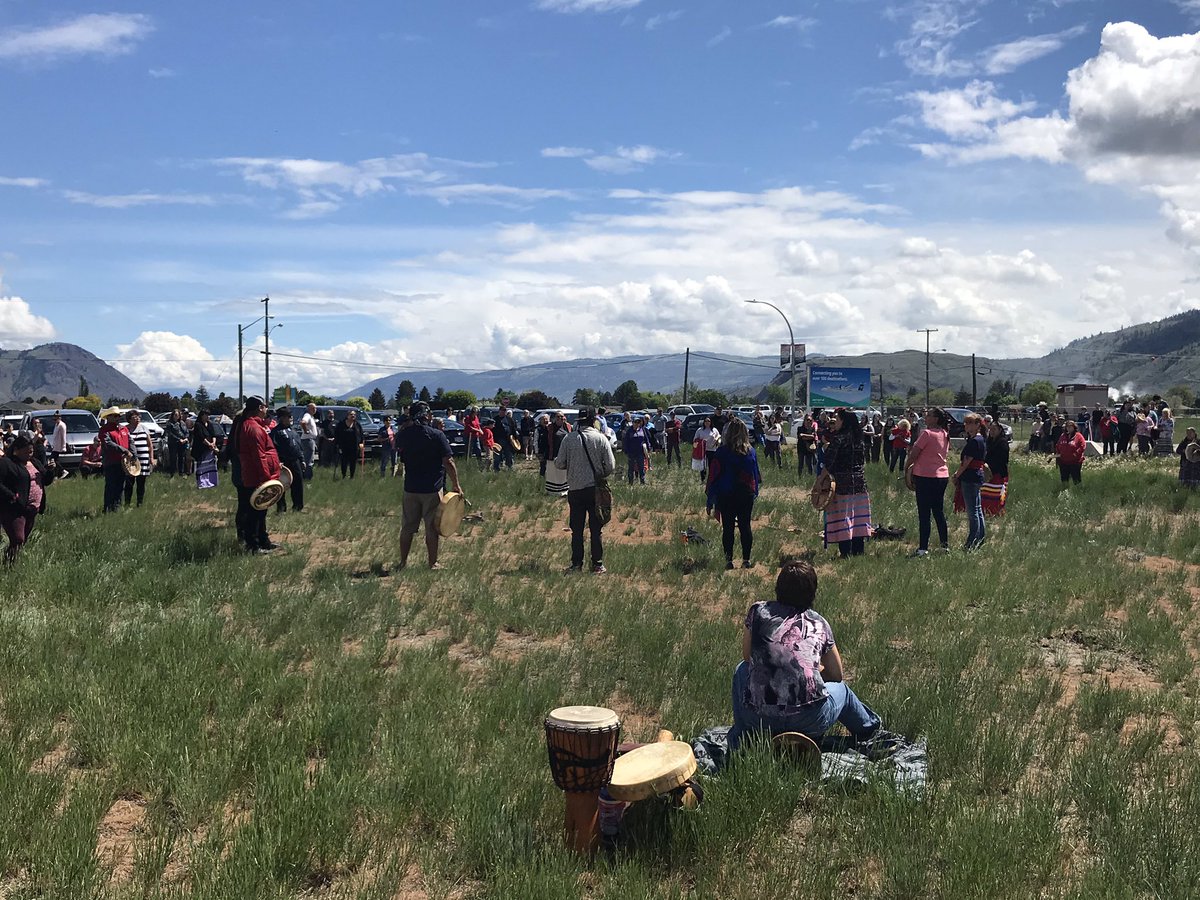 Leaders of the drumming are talking about how important Operation Inspiration was to moral, and thanking attendees for coming out and first responders for their work.  #Kamloops  #Snowbirds