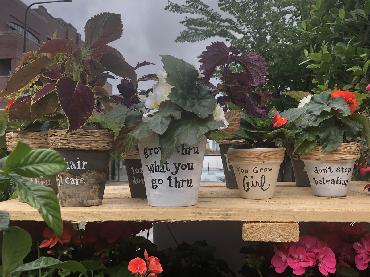 LaurenVictory's tweet photo. #Chicago #eventdesign company trying #mantra “Grow Thru What You Go Thru” as it pivots operations.
🌼🌺🌻
@KehoeDesigns created fun #flower markets to fill void of 200+ events affected by #COVID19. Pop-ups help #Chi #restaurants too as explained here: https://t.co/35CrRx0KIu https://t.co/U3W8aTcISJ
