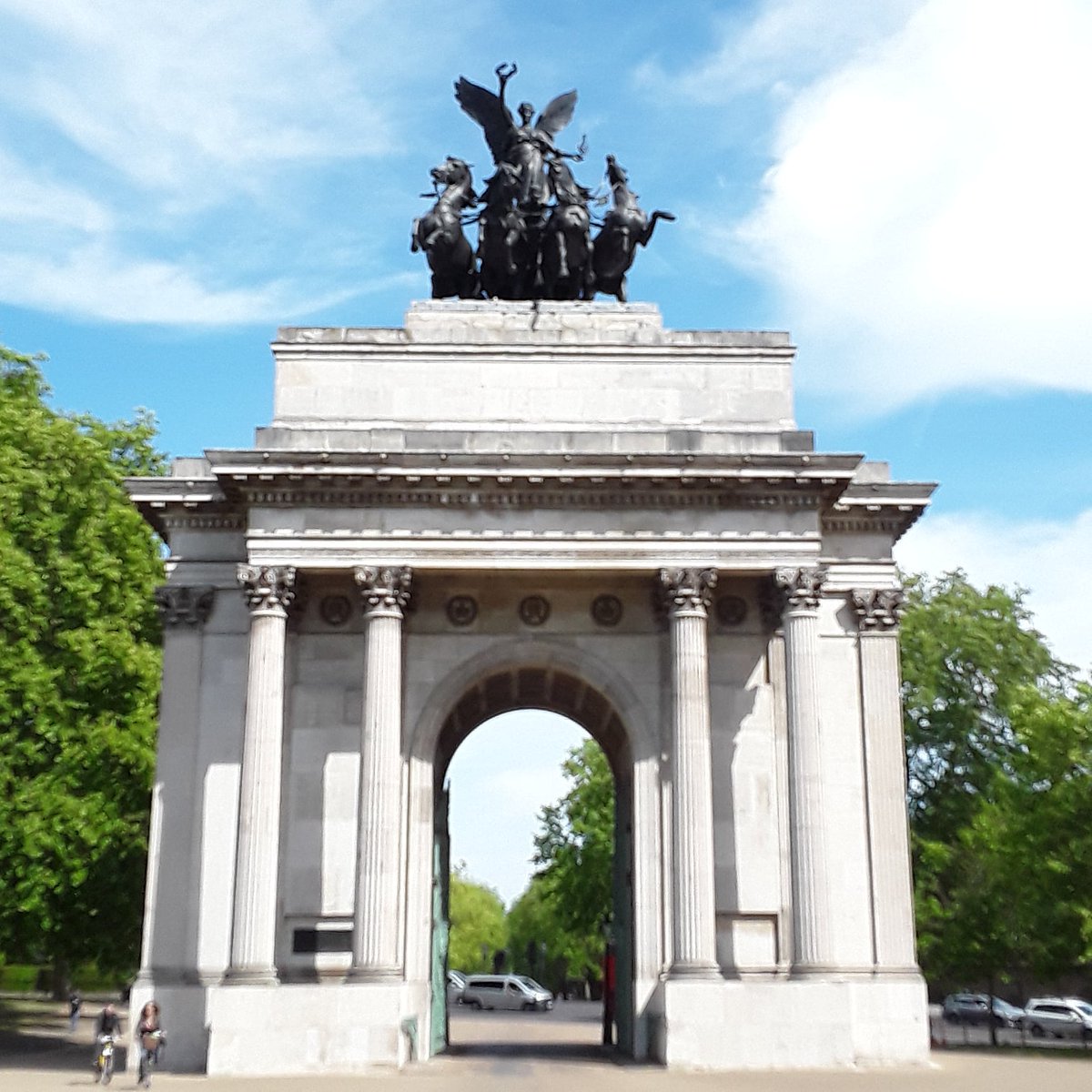 LondonersLondon's tweet photo. My #LondonersLondon tip 39 for #Marylebone - #WellingtonArch is is managed by @EnglishHeritage & is also called #constitutionarch is crowned by the largest Bronze #sculpture in #Europe proclaiming the victory of #Wellington over #Napoleon #LetsGuide #UniquelyLondon @ApsleyHouse https://t.co/8J5XnDOOvn