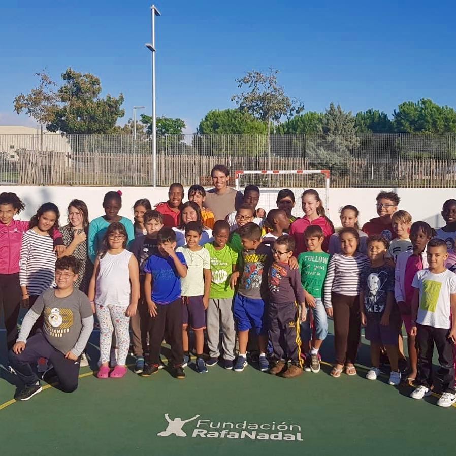Nadal le gusta dar a la organización benéfica. Trabaja con una organización benéfica llamada Fundación Rafa Nadal. Su misión es dar a los niños con discapacidades confianza con el deporte y la comunidad. #RafaelNadal #RutinaDiaria #FundaciónRafaNadal https://t.co/3z2FYxaTnx