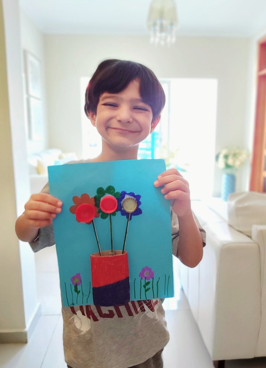Mary1481's tweet photo. Art Class!! 🎨🖌🖍 #homeschooling #kidson #CuarentenaPositiva #TeAmo https://t.co/JTQ7kwRQyU