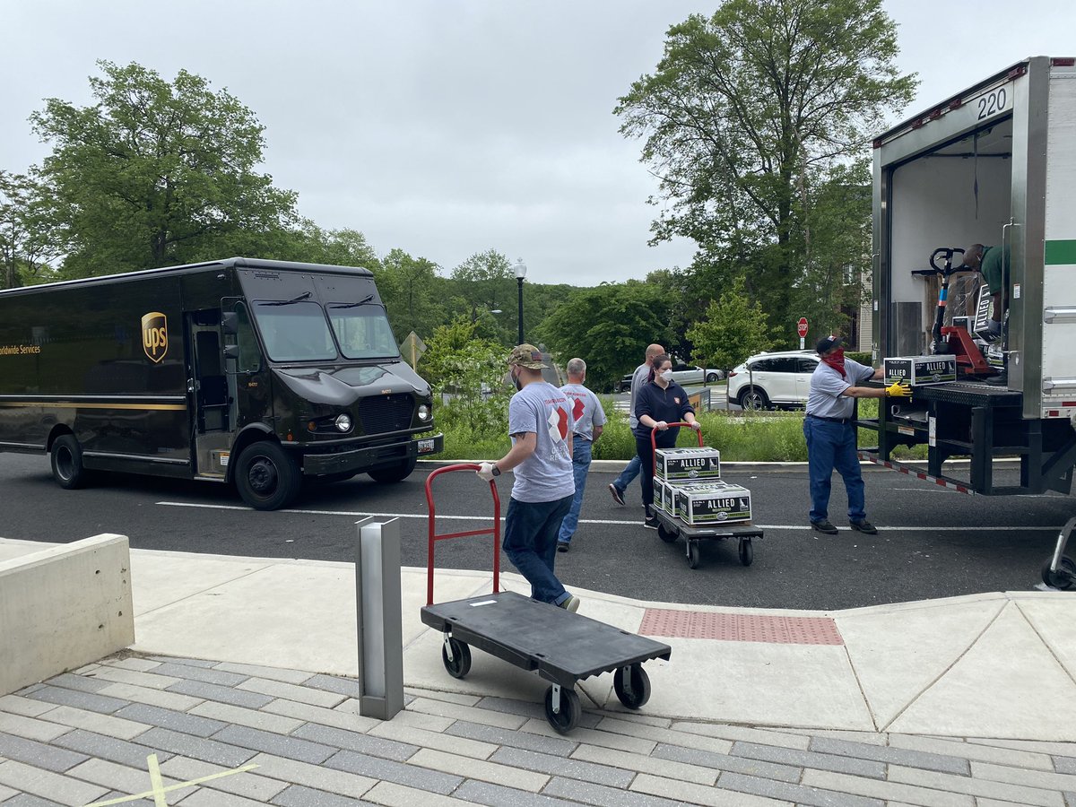 gvalentineups's tweet photo. UPS teams up with Martha’s Table in Washington DC to help deliver 500 bags of emergency food to their NE facility for distribution. #FeedingAmerica #UPSCares @MarthasTableorg @ChesapeakUPSers https://t.co/ojNHH07UKr
