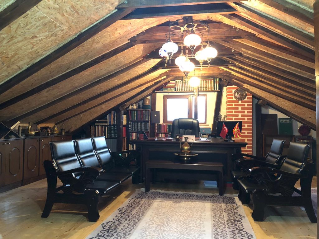 Benim en çok özgür olduğum ortam. Kitaplarım benim en büyük mirasım ve bana yetecek kadar büyük bir krallıktır.