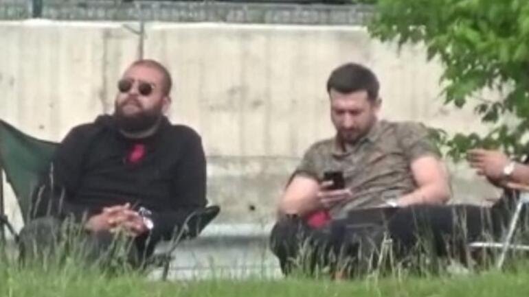 Corona virüse rağmen sosyal mesafeye uymadan E-5'in kenarında piknik yapıp tavla oynayan vatandaşlar havadan görüntülendi.