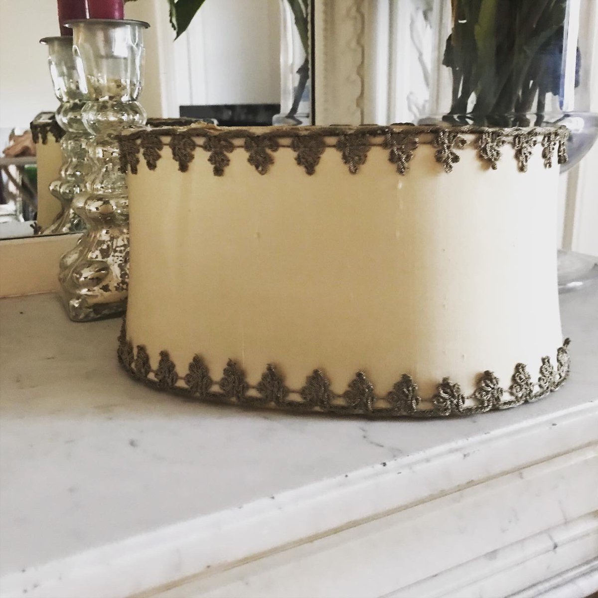 CecileMenigault's tweet photo. Réfection à l’identique d’un abat-jour en soie intérieur mousseline de soie et le galon extérieur d’origine brodé en fil métallique.
Un pur bonheur que de lui redonner son charme d’antan ! #clairdejourparis #clairdejour #fabriqueaparis #madeinfrance🇫🇷 #parisjetaime #cgbbjensuis https://t.co/r6ZrzWLrex
