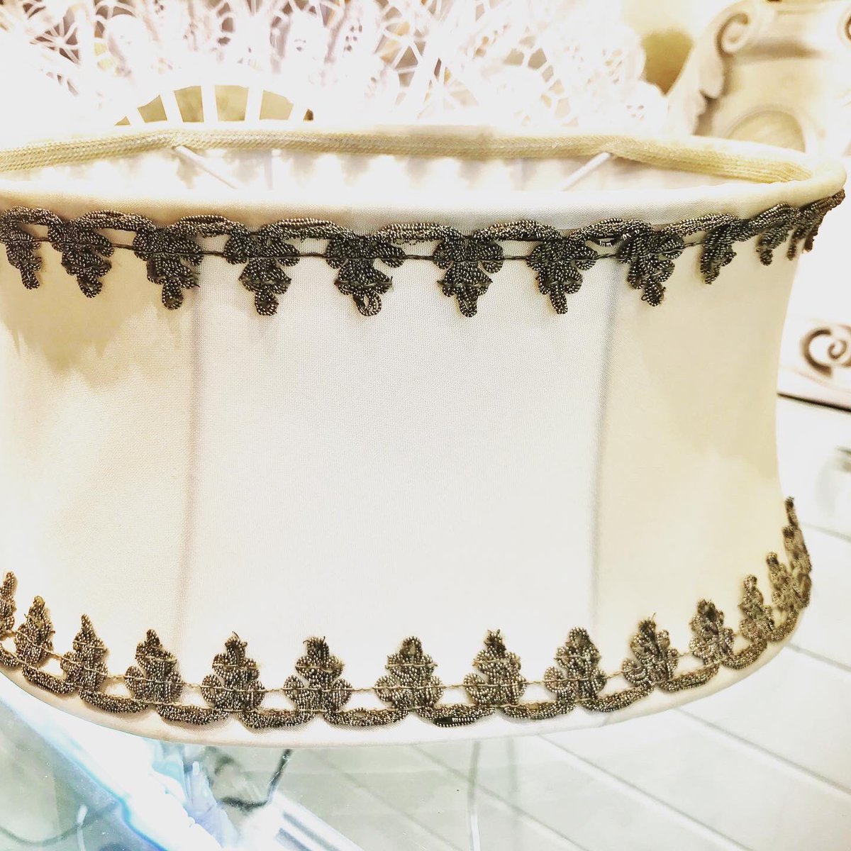 CecileMenigault's tweet photo. Réfection à l’identique d’un abat-jour en soie intérieur mousseline de soie et le galon extérieur d’origine brodé en fil métallique.
Un pur bonheur que de lui redonner son charme d’antan ! #clairdejourparis #clairdejour #fabriqueaparis #madeinfrance🇫🇷 #parisjetaime #cgbbjensuis https://t.co/r6ZrzWLrex