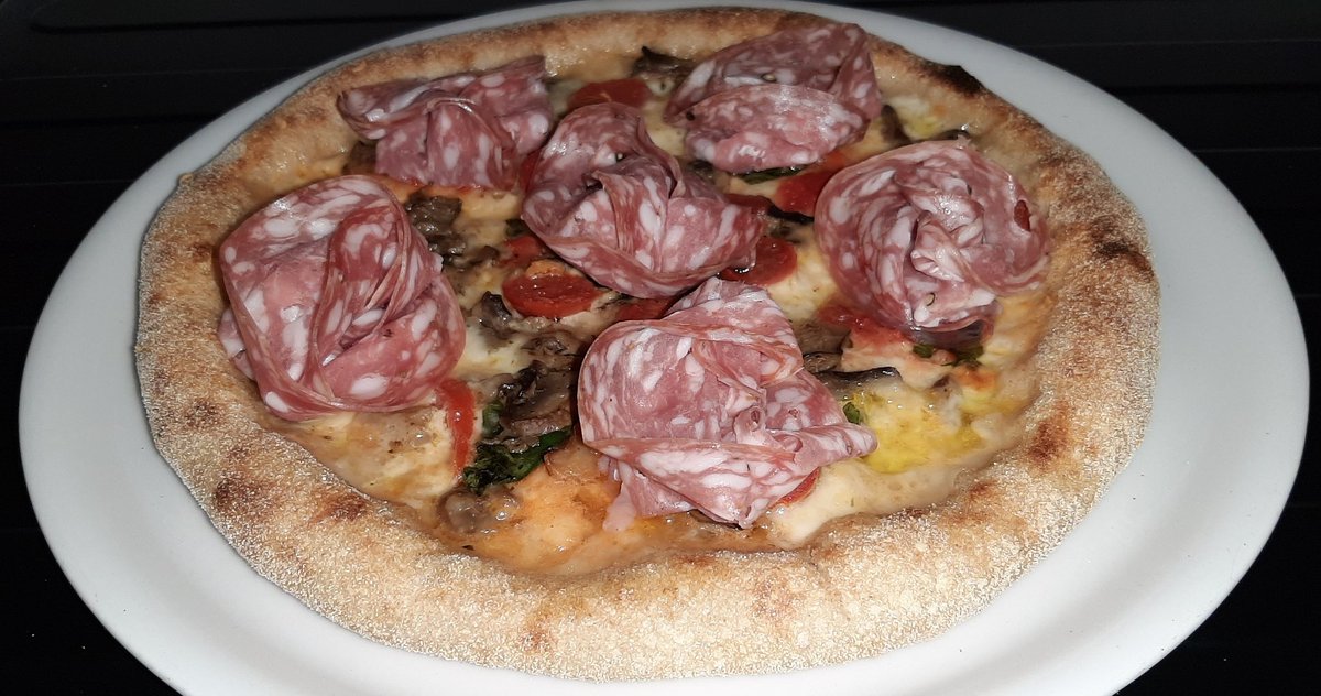 pa_dipi's tweet photo. In questa #fase2 la #pizza continua ad essere l'unica #gioia #farina #tipo1 #provola #funghi #basilico #pomodorini #finocchiona insolitamente gustosa 😋 https://t.co/1qgZPMvjpX