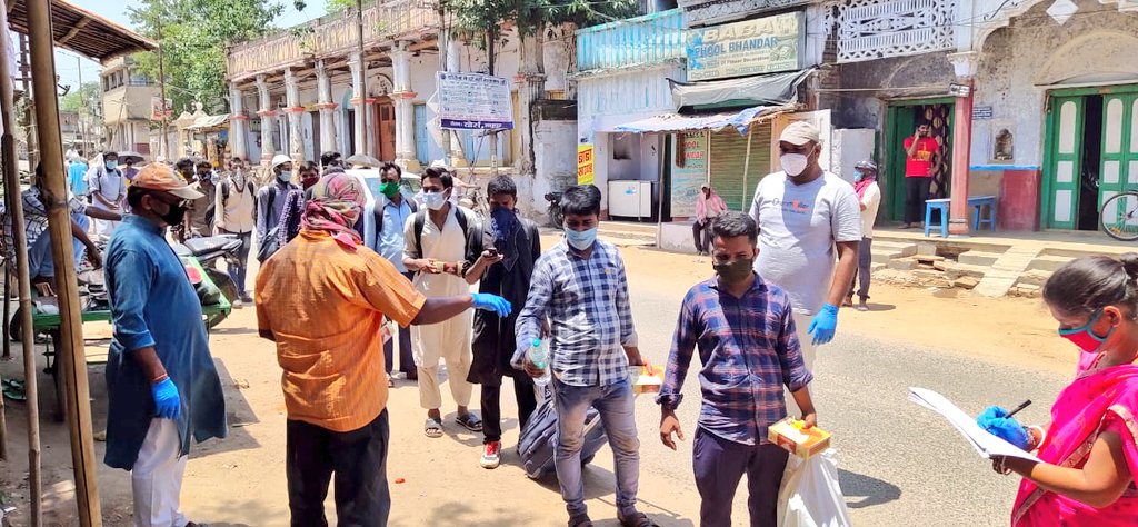 saurabhiirm's tweet photo. Several #migrants are returning to their native places by any means possible amidst the #Covid_19 lockdown. Here, the migrants returning from #Gujrat are being served at #MigrantsSupport center at Madhupur, #Jharkhand operated by @ActionAidIndia & ally Samvad. #MigrantLivesMatter https://t.co/mO4MpQiu8T