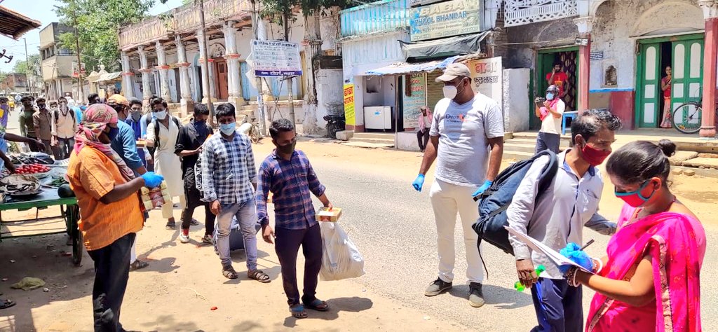 saurabhiirm's tweet photo. Several #migrants are returning to their native places by any means possible amidst the #Covid_19 lockdown. Here, the migrants returning from #Gujrat are being served at #MigrantsSupport center at Madhupur, #Jharkhand operated by @ActionAidIndia & ally Samvad. #MigrantLivesMatter https://t.co/mO4MpQiu8T