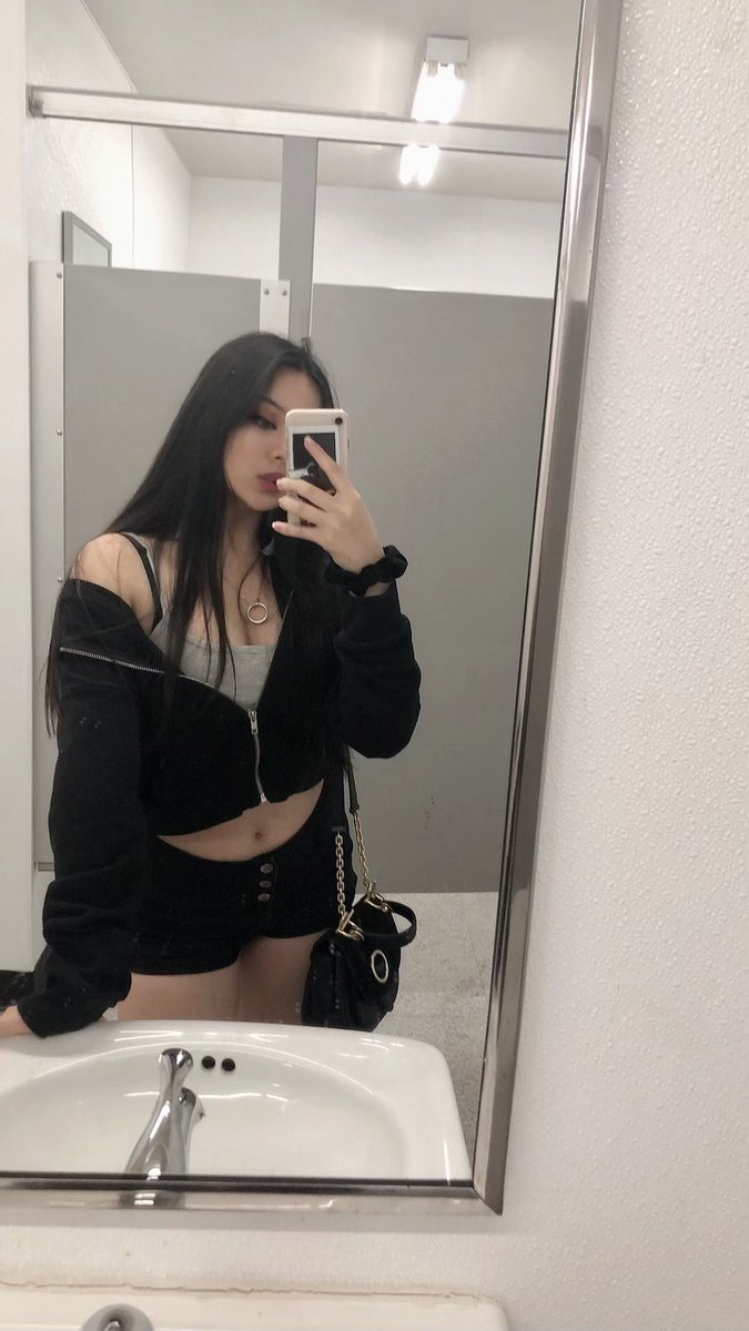 lolz_niki's tweet photo. would u let me steal ur hat for a selfie 🥺 https://t.co/v3XfHxggbj