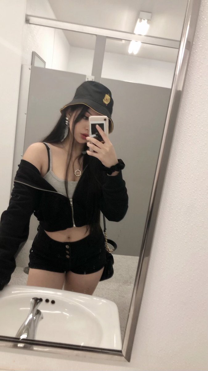 lolz_niki's tweet photo. would u let me steal ur hat for a selfie 🥺 https://t.co/v3XfHxggbj