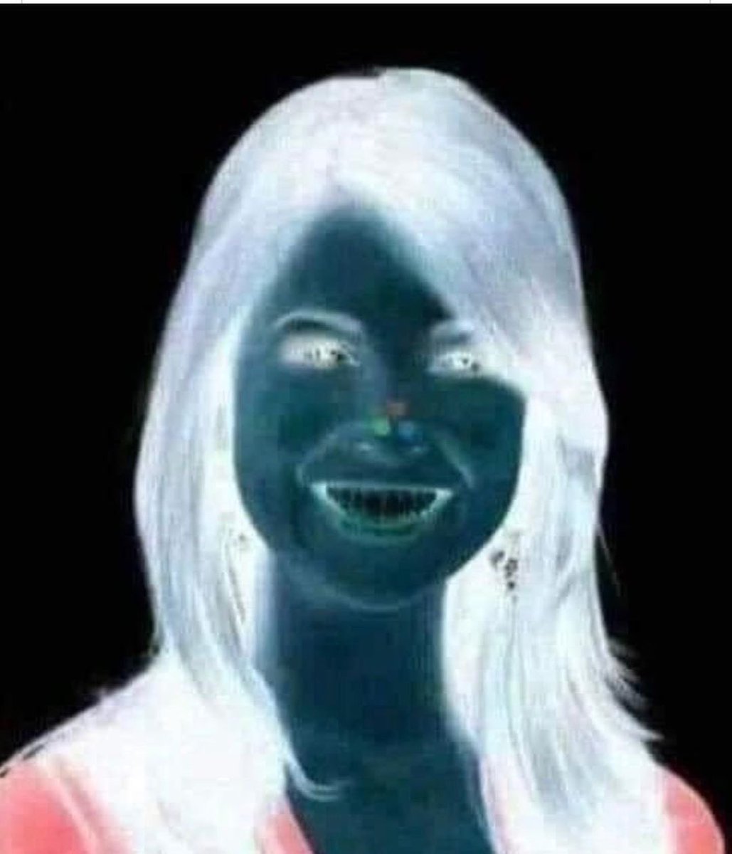 LawStudentsUoG's tweet photo. Focus on the 3 dots on the girl’s nose for 30 seconds without blinking then lift your head to the ceiling and blink fast.
Did you see it?👀😲

#LawStudentsUoG #MindTriks #MindGames #mindgame #MagicPicture #opticalillusion #brain #aftersight https://t.co/newFBdzgDK