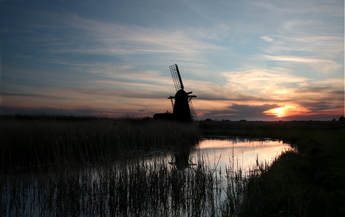 Edible_ghost's tweet photo. Herringfleet Mill #herringfleet #herringfleetmill #windmill #mill #broads #Norfolkbroads #sunset #Norfolk #photography #writing #writer #write #walks #nature #landscape https://t.co/DSESL1sxOU