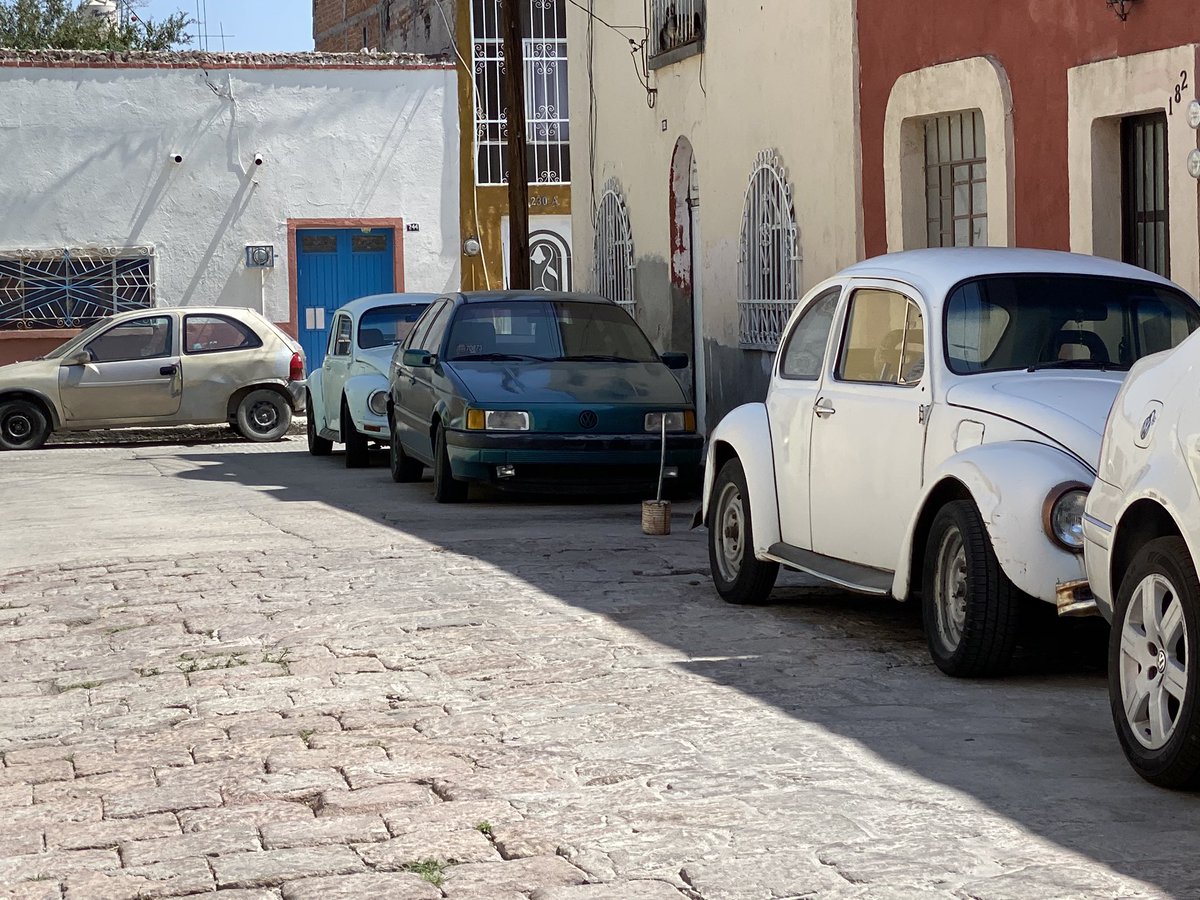 Vuelvo hacer la denuncia, como puede ser posible que no hagan algo, obstruyen el paso, apartan lugares ! Esto en Ignacio Perez detrás de bodega Aurrerá de reforma.  No sé qué más tengo que hacer para que hagan algo, anexo fotos ! 😡@segmunicipalslp