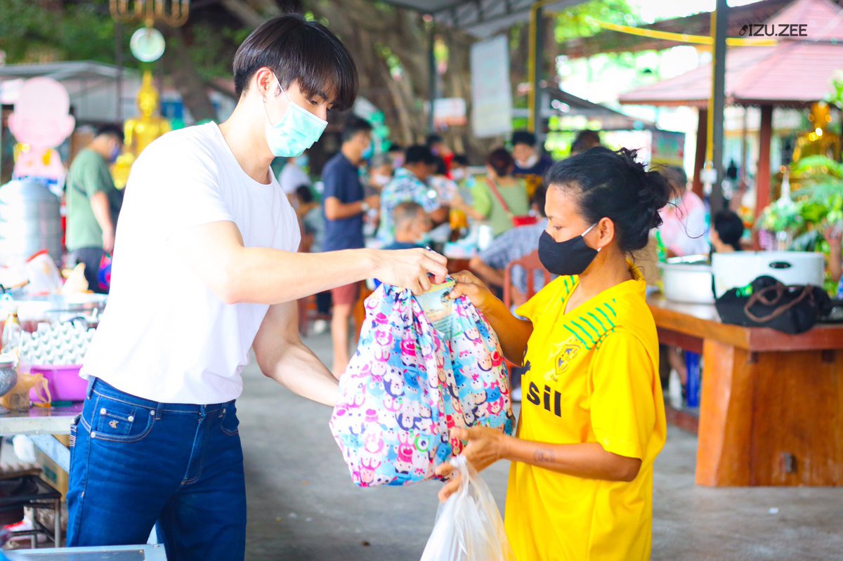 เมื่อวันที่ 17 พ.ค. 63 ที่ผ่านมา
ซี พฤกษ์ พานิช เป็นตัวแทนแฟนคลับ(#ZunShine) ส่งมอบถุงยังชีพให้แก่ผู้ได้รับผลกระทบจากไวรัส COVID19 จำนวน 130 ชุด พร้อมด้วย ข้าวเหนียวหมูทอด และขนมจีบหมู 150 ชุด 
ณ วัดคลองครุ (ปัฐวิกรณ์) กทม.
#ZeePruk
#ZeexZunShineปันน้ำใจ 
#ZeeZunShineปันน้ำใจ