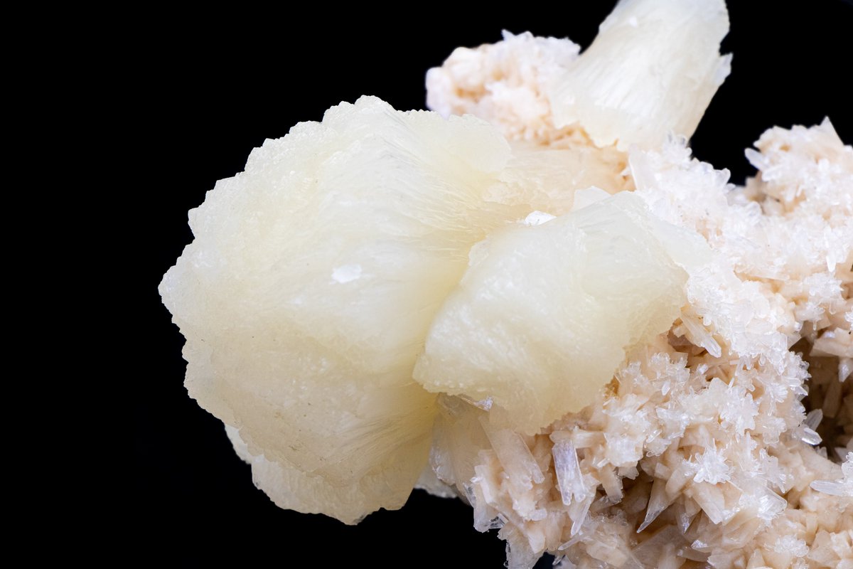 MineralsSuperb's tweet photo. This unique specimen features multiple shapes and sizes of stilbite, in three colors, as both the primary mineral and the matrix. Incredible color and texture.

DM for more pics and details.

Dimensions: 17cm x 11cm x 23cm
Weight: 2.9lbs
Origin: Maharashtra, India (2019) https://t.co/0DRljArsvB