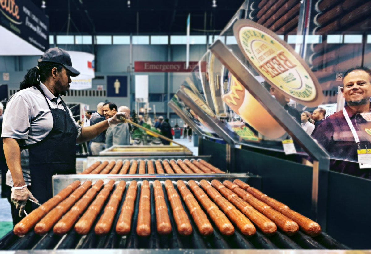 josephcerulli's tweet photo. Time Flies #mccormickplace #chicago #nrashow #hotdog #hotdogs #nathansfamous #food #rollergrill #photography https://t.co/GI0CchUmb7