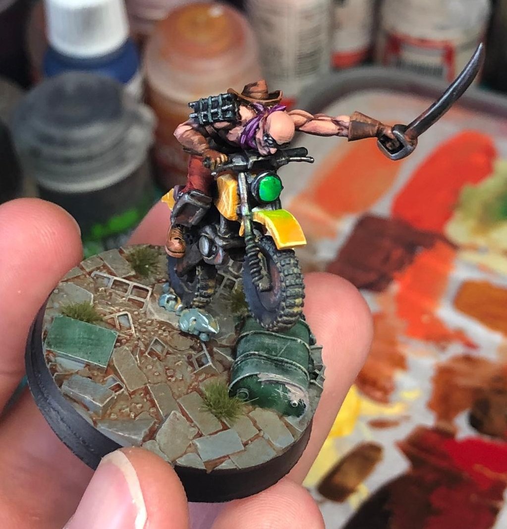 Habemus_Ludum's tweet photo. #pintoreshabemusludum 
Cambio de tercio porque la mini lo merece.
Este es el chispa con su moto y filo medio de Asavar  
@Punkapocalyptic #punka
#Punkapocalyptic #mutardos #mutemos
#miniaturepainting  #miniaturegaming #miniatures #Miniature #YoMeQuedoEnCasa  #YoPintoEnCasa https://t.co/HskPSnRXws