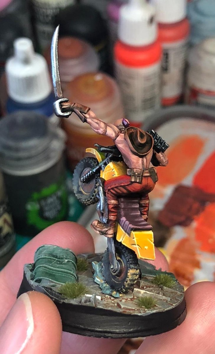 Habemus_Ludum's tweet photo. #pintoreshabemusludum 
Cambio de tercio porque la mini lo merece.
Este es el chispa con su moto y filo medio de Asavar  
@Punkapocalyptic #punka
#Punkapocalyptic #mutardos #mutemos
#miniaturepainting  #miniaturegaming #miniatures #Miniature #YoMeQuedoEnCasa  #YoPintoEnCasa https://t.co/HskPSnRXws