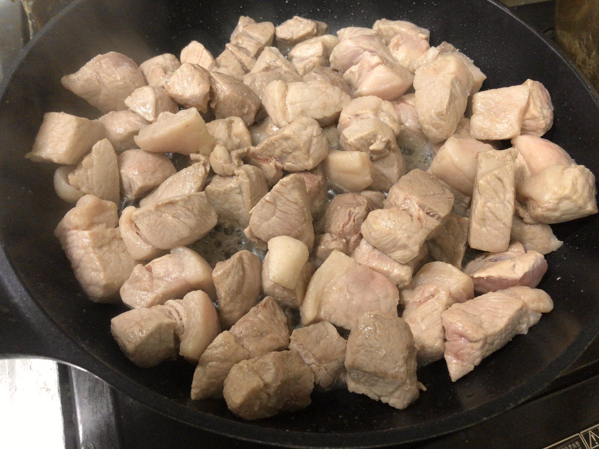 tochan_usually's tweet photo. 深夜のカレー作り。
１kgオーバーの豚肉(ΦωΦ)ﾌﾌﾌ… https://t.co/kcfYvRDZDM