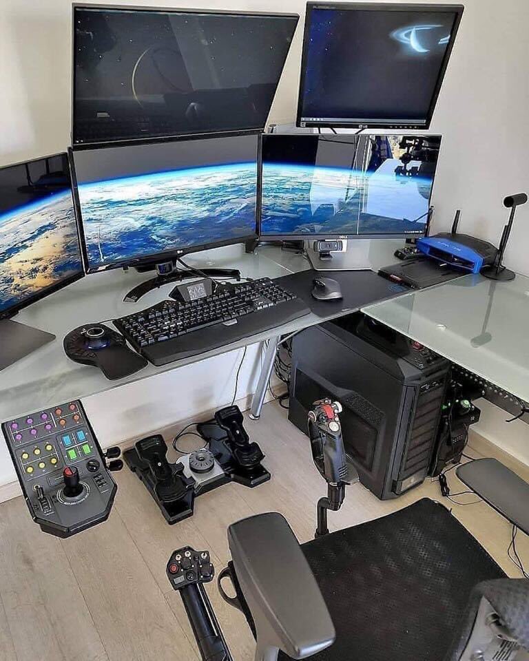Most persons that are not designers or techies have been reaching out to my for some workspace set up inspirations :)Ok here they areI just compiled them for1.White Collar Workers2.Developers3.GamersSo let’s swim  #Thread >>>