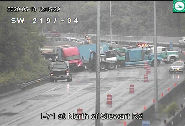 EvanMillward's tweet photo. TRAFFIC ALERT [1245PM]: I-71 NB is blocked between Stewart and Kenwood because of a wreck involving a Prime truck. Looks like the contraflow lane is the only one moving. #9traffic @WCPO https://t.co/JtaEWtY3aP