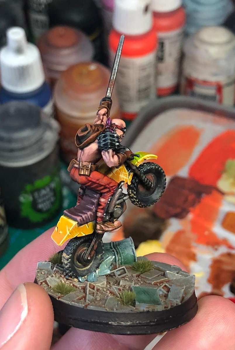 Habemus_Ludum's tweet photo. #pintoreshabemusludum 
Cambio de tercio porque la mini lo merece.
Este es el chispa con su moto y filo medio de Asavar  
@Punkapocalyptic #punka
#Punkapocalyptic #mutardos #mutemos
#miniaturepainting  #miniaturegaming #miniatures #Miniature #YoMeQuedoEnCasa  #YoPintoEnCasa https://t.co/HskPSnRXws