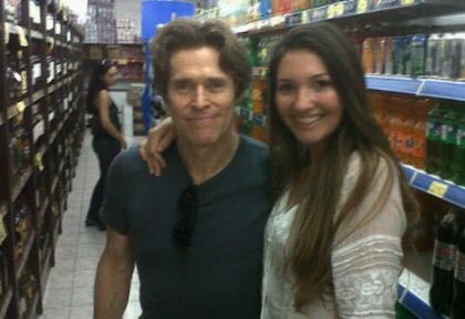 37. Willem Dafoe comprando un vino en un chino