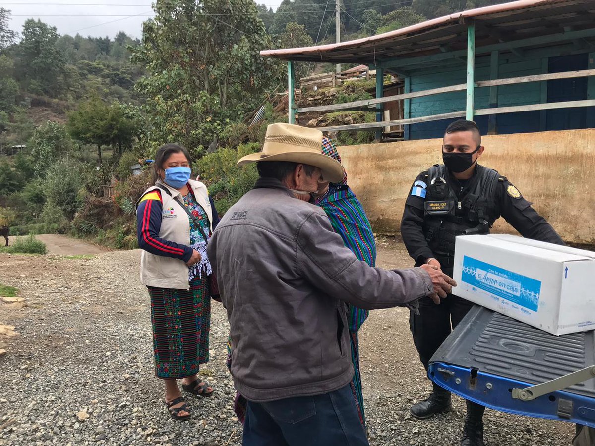 asopedi's tweet photo. MUCHAS GRACIAS
Fondo Unido de Guatemala Industrial, Claro, CBC, CMI. Gracias a la donación de viveres recibida de la campaña "El amor en caja" organizada por United Way  hemos podido distribuir viveres a 300 familias, gracias a la PNC, PMT, al centro de salud, a la municipalidad. https://t.co/QP1GD7vWn3