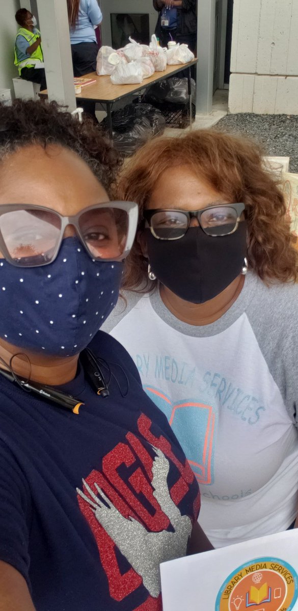FousheeEdS's tweet photo. Awesome seeing @APSITPatrice this morning at #KingMS thanks for the token of appreciation! It's been great volunteering to help distribute books/food! @apsupdate @robinviews @dremilyamassey @AP_Holloman @APSMediaServ @APSInstructTech @JenWinSaunders https://t.co/TIOs2kMMcx