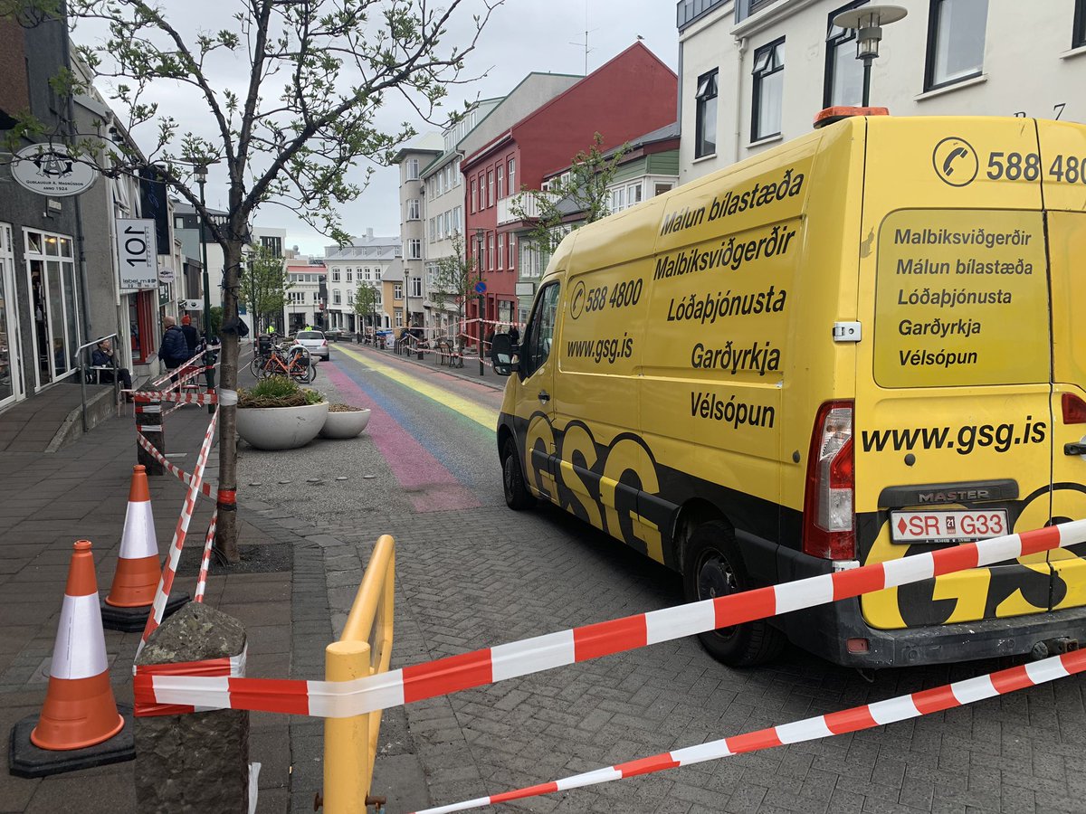 Frískum (aftur) upp á Skólavörðustíginn. Regnboginn lifi! 🌈