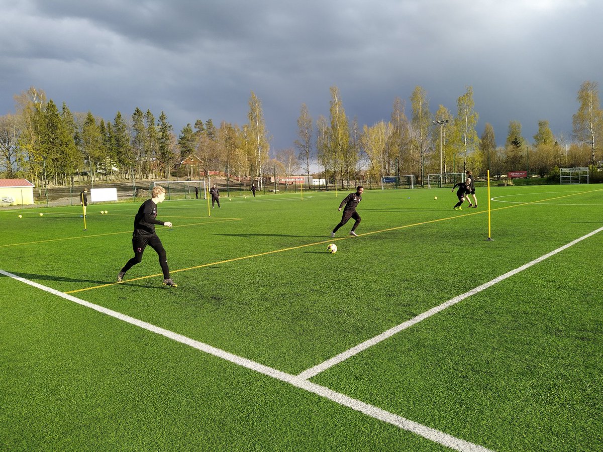 Muutama pienryhmä fysiikkatreeni on ehditty vetää, mutta nyt päästiin vihdoin myös aloittamaan pallollinen treeni pienryhmissä. Tästä se lähtee taas 💪