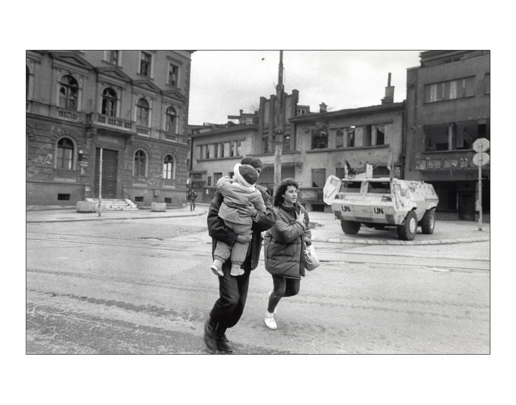 TO WAIT, TO SHOOT. Armed with automatic rifles with telescopic viewers, they control countless Street-crossings from the hills. Nobody, no matter how quick, can Dodge six shots a second.  @BosnianHistory  @galtares  @carnecrudaradio  @ManelvBcn  @Buenafuente  @MistralS  @alfarmada