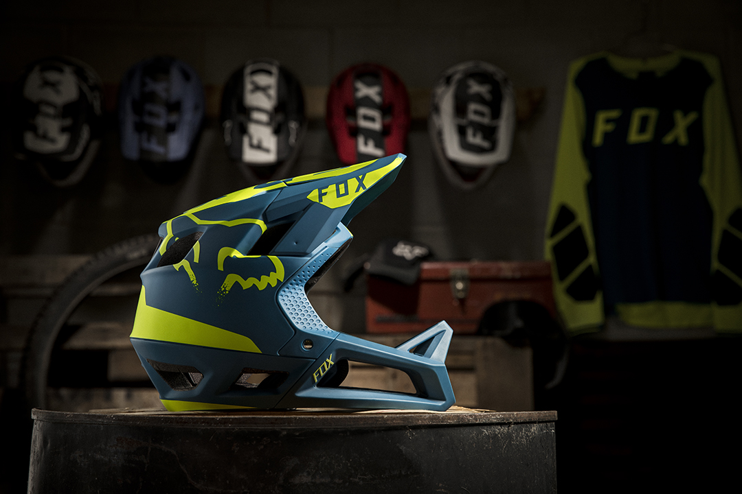 FoxRacingAR's tweet photo. El casco integral de #MTB Fox Proframe más ligero. Diseño con 15 orificios de ventilación de entrada y 9 de salida, sistema #MIPS, protección de mentón y un diseño único. Disponible en https://t.co/UeINP9vgpB

#MountainBike #DH #DownHill #Bike #FoxRacingArgentina https://t.co/KIEqIl7Iqp
