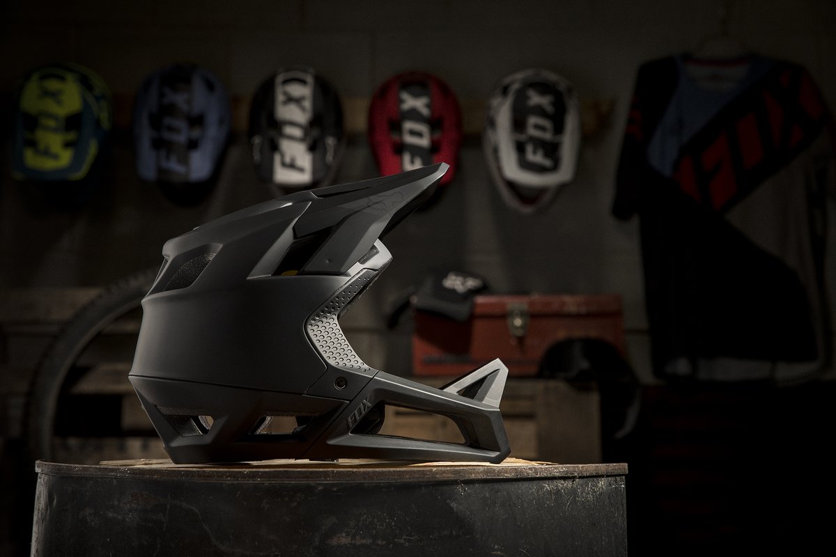 El casco integral de #MTB Fox Proframe más ligero. Diseño con 15 orificios de ventilación de entrada y 9 de salida, sistema #MIPS, protección de mentón y un diseño único. Disponible en foxhead.com.ar

#MountainBike #DH #DownHill #Bike #FoxRacingArgentina