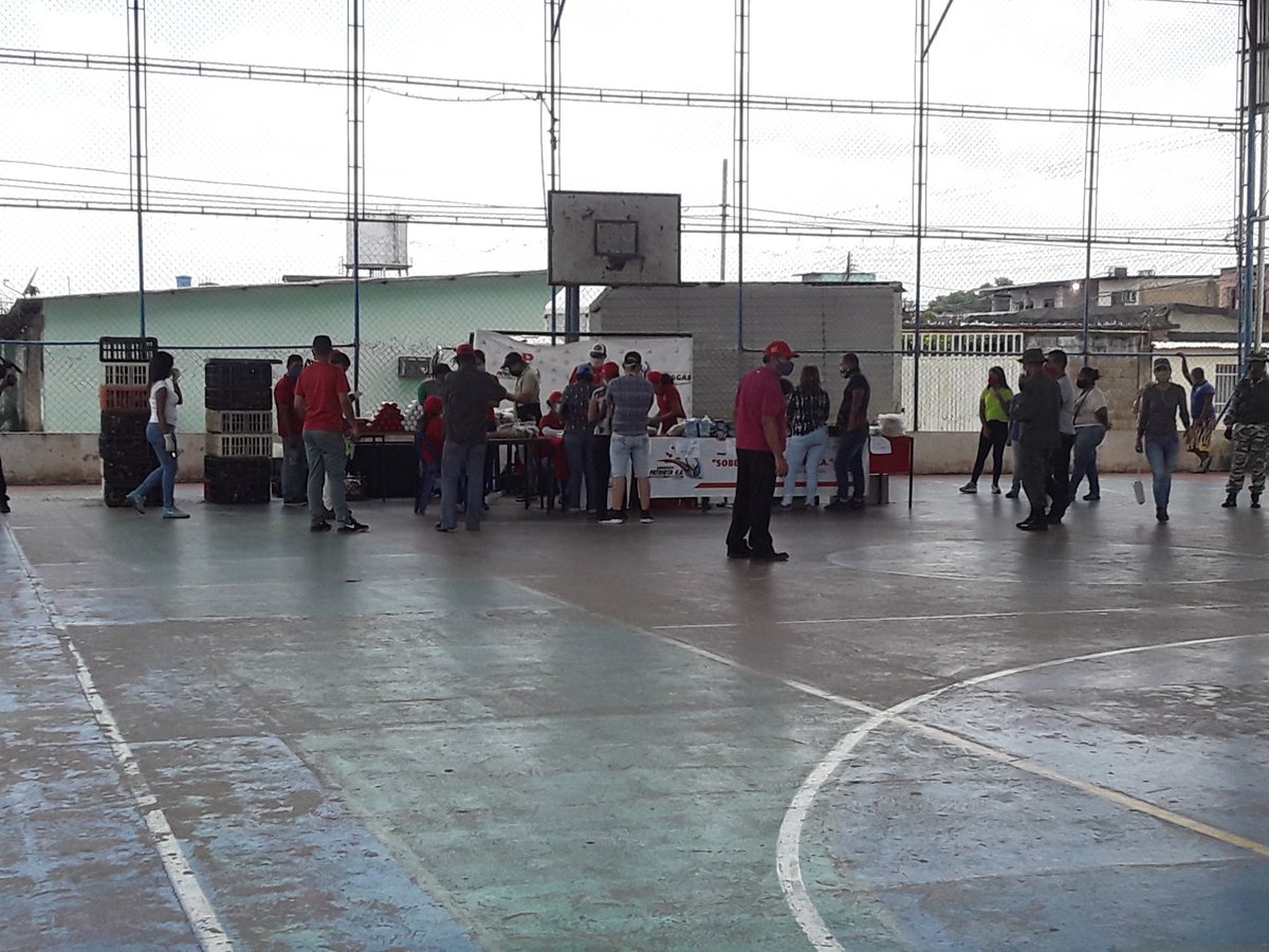 PCN_Monagas's tweet photo. @yelitzePSUV_ @NicolasMaduro @dcabellor @GobMonagas_ @VTVcanal8 Las Carolinas, 5 sectores ninguno fue atendido en su casa, fueron atendido en la cancha de las Carolinas donde se llevó menos de 5 toneladas de alimentos para 5 comunidades con más de 400 familias cada una... anexo lista de precio de los rubros llevados https://t.co/tewuD2qwNK