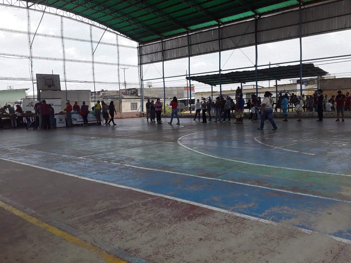 PCN_Monagas's tweet photo. @yelitzePSUV_ @NicolasMaduro @dcabellor @GobMonagas_ @VTVcanal8 Las Carolinas, 5 sectores ninguno fue atendido en su casa, fueron atendido en la cancha de las Carolinas donde se llevó menos de 5 toneladas de alimentos para 5 comunidades con más de 400 familias cada una... anexo lista de precio de los rubros llevados https://t.co/tewuD2qwNK