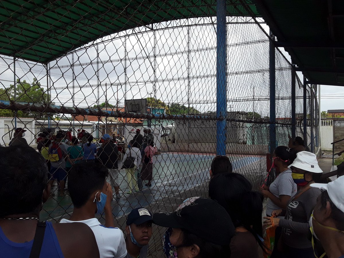 PCN_Monagas's tweet photo. @yelitzePSUV_ @NicolasMaduro @dcabellor @GobMonagas_ @VTVcanal8 Las Carolinas, 5 sectores ninguno fue atendido en su casa, fueron atendido en la cancha de las Carolinas donde se llevó menos de 5 toneladas de alimentos para 5 comunidades con más de 400 familias cada una... anexo lista de precio de los rubros llevados https://t.co/tewuD2qwNK