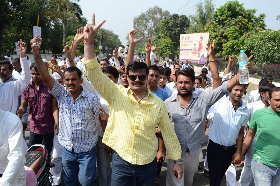 PranavChampion's tweet photo. लेकिन हार नहीं मानी, और जंग जारी रखी।
      
जब अन्नदाताओं का शोषण कर, उनकी ज़मीनों का उचित मुआवज़ा नहीं दिया जा रहा था, तब मीटिंग कर हज़ारों साथियों के साथ मई की तपती दोपहर में मीलों पैदल चल, सरकार के खिलाफ प्रदर्शन कर, पसीने-पसीने होके, किसानों का मनोबल बढ़ा,
2/3 https://t.co/CDGK7Ge7sO