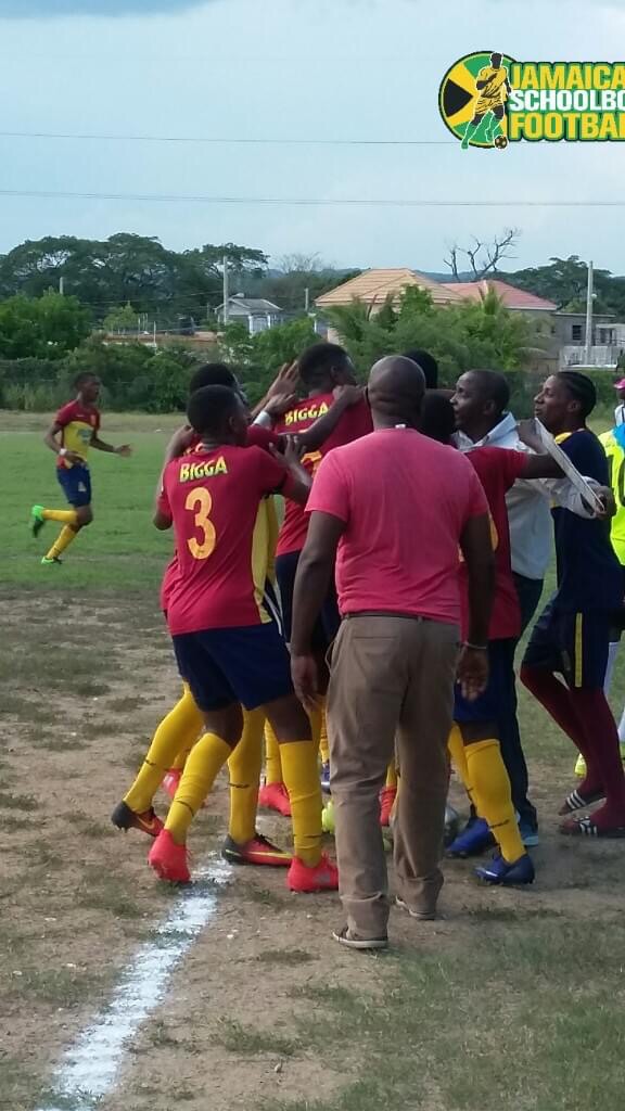 jamaican_sbf's tweet photo. #tb Manning Cup action 2016
Eltham High 0-1 STATHS
Goalscorer: Napoleon Rochester
#issa #sbf #mcup2016 #tb #eltham #staths https://t.co/YM1jhDNz2j