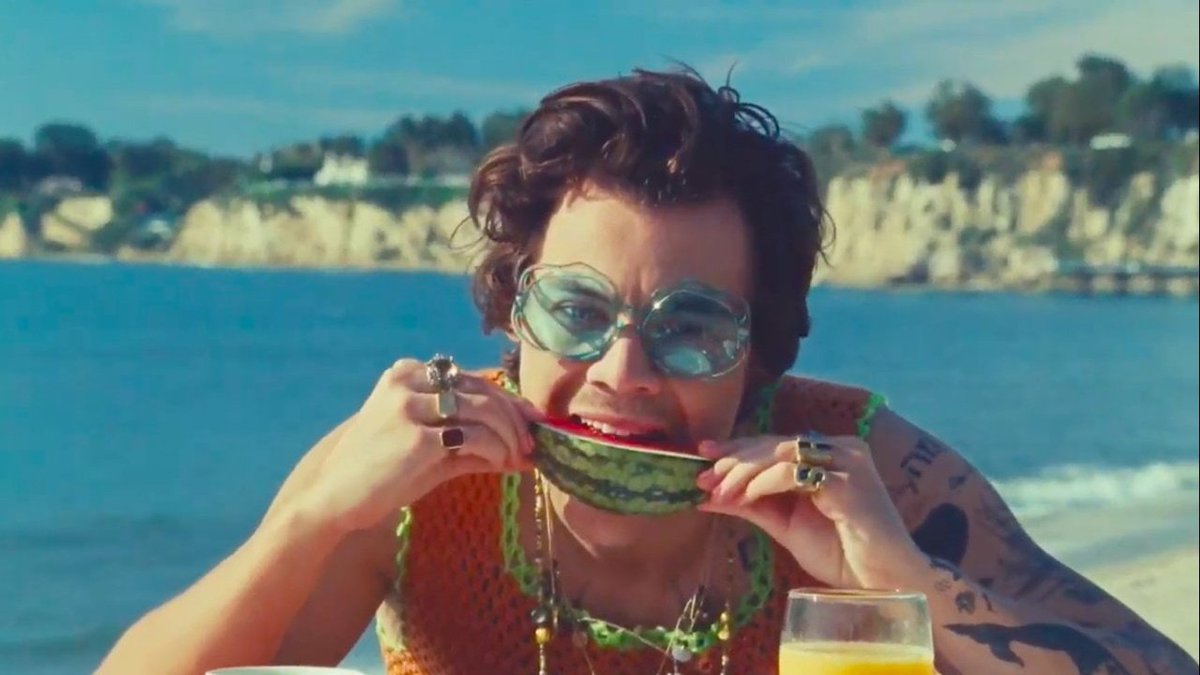victorialuxz's tweet photo. O clipe de #WatermelonSugarHigh é simplesmente uma obra de arte Harry só me da orgulho https://t.co/4aGPQFvFWZ