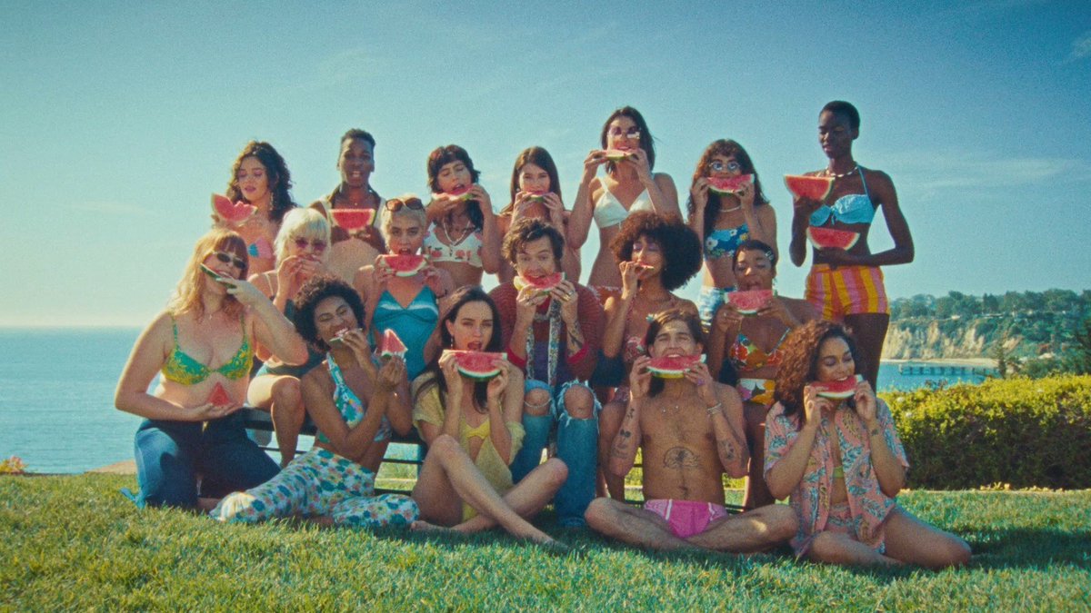 victorialuxz's tweet photo. O clipe de #WatermelonSugarHigh é simplesmente uma obra de arte Harry só me da orgulho https://t.co/4aGPQFvFWZ