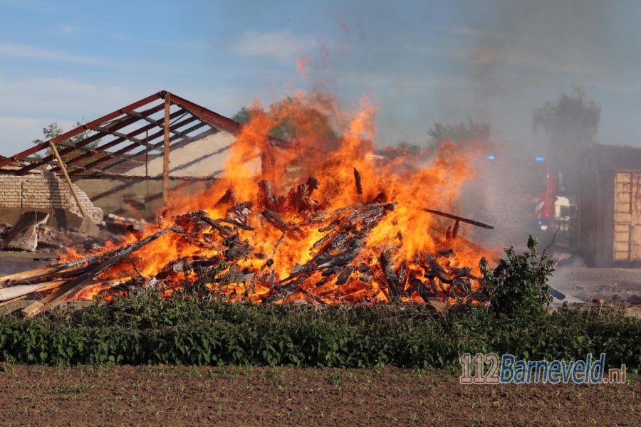Brandweer opgeroepen voor grote stapel brandend hout in #Kootwijkerbroek. 112Barneveld.