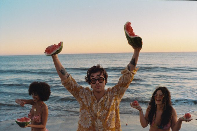 .<a href="/Harry_Styles/">Harry Styles.</a> nous emmène dans un trip torride avec #WatermelonSugar. Une métaphore psychédélique à découvrir tout de suite 🍉 //  <a href="/ColumbiaRecords/">Columbia Records</a> 
> bit.ly/3g0oUvw