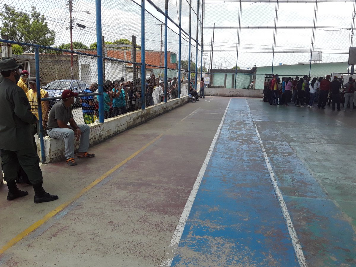 PCN_Monagas's tweet photo. @CLAPMonagas @yelitzePSUV_ @Sob_Patriota @beatrizjimeneza @ErnestoPSUV_ @dcabellor @apcpsuvmonagas @parroqsantacruz @GobMonagas_ @LealTelleria @laradiodelsur @VTVcanal8 Lo malo fue la cantidad q fue muy poca, precios buenos: cochino, mortadela, salchicha, huevos y espagueti o pasta. Para una próxima se sugiere hacer combos para la venta a la casa y así evitar el aglomeramiento q hubo la cual se irrespeto la orden del presidente @NicolasMaduro https://t.co/Zu9u2oasGh