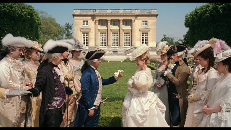 También vemos el momento en el que Luis XVI le ofrece a su mujer María Antonieta las llaves del Palacio del Pequeño Trianón, situado en la zona del Petit Trianon, y que será de uso exclusivo de María Antonieta.