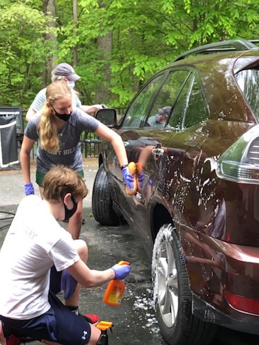 flinthillnews's tweet photo. Great idea, Abby Ward '21! She organized a neighborhood car wash, started a GoFundMe campaign & raised $940 for the Capital Area Food Bank! With help from her brother Evan '23 & parents, Abby accomplished an extremely meaningful & valuable goal! #ConnectedHuskies @foodbankmetrodc https://t.co/4jM9FrOd3j