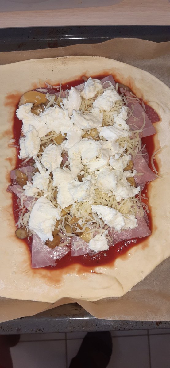THerzlieb's tweet photo. Meine erste Calzone. Ich bin gespannt, wie sie wird.
#dasperfektedinner
#Timbackt https://t.co/JrB9EVFOOl